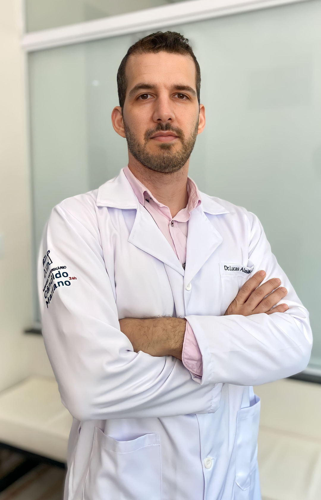 Dr. Lucas Alaião Gonçalves, médico veterinário, de jaleco branco